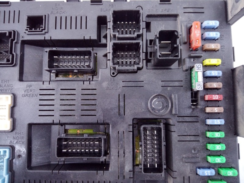 Recambio de caja reles / fusibles para citroën c4 berlina collection referencia OEM IAM 9658158780  E3-B2-39-3