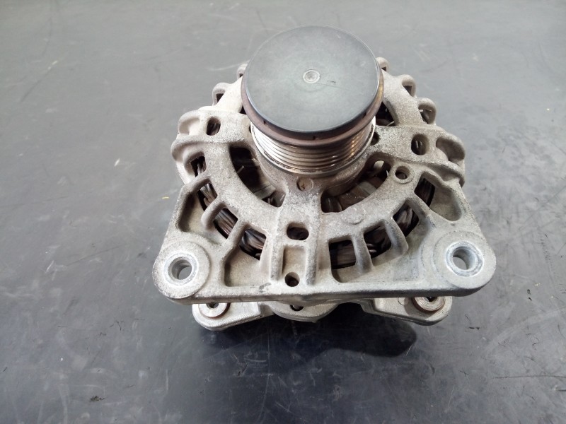 Recambio de alternador para dacia sandero stepway referencia OEM IAM 231005933R  P3-B6-4-2