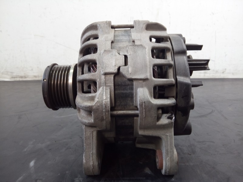Recambio de alternador para dacia sandero stepway referencia OEM IAM 231005933R  P3-B6-4-2