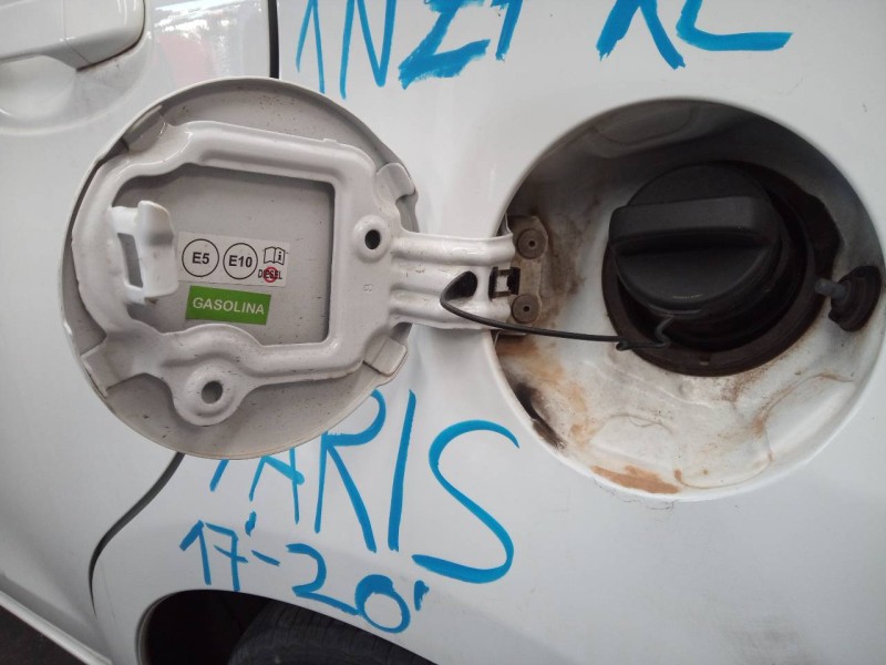 Recambio de tapa exterior combustible para toyota yaris hybrid active referencia OEM IAM   