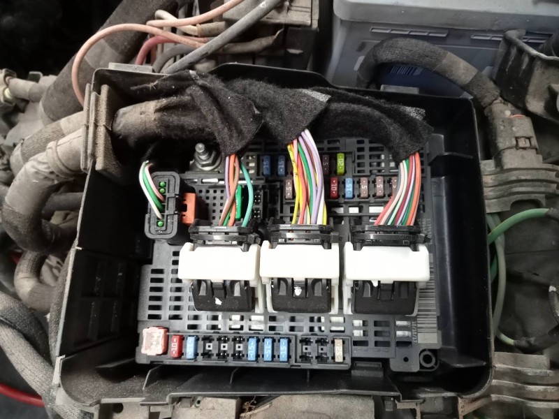 Recambio de caja reles / fusibles para peugeot 3008 suv referencia OEM IAM 9810296180  