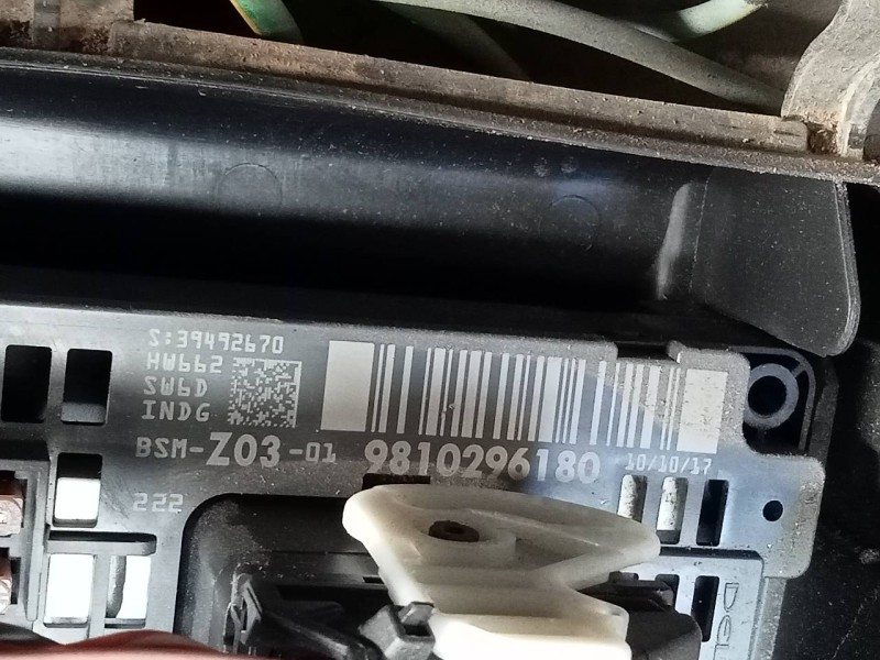 Recambio de caja reles / fusibles para peugeot 3008 suv referencia OEM IAM 9810296180  