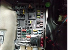 CAJA RELES / FUSIBLES 