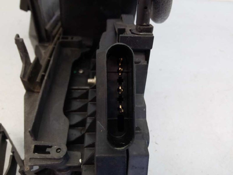 Recambio de cerradura puerta delantera derecha para ford focus turn. (cb8) titanium referencia OEM IAM BM5AA21812BC 921760102 E2