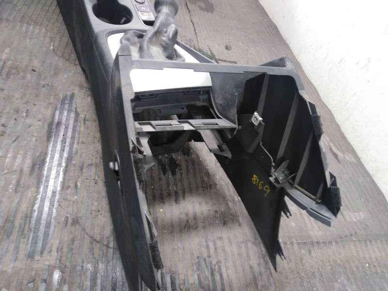 Recambio de consola central para audi q3 (8u) 2.0 tdi (103kw) ambiente referencia OEM IAM 1224078  P2-B3-19