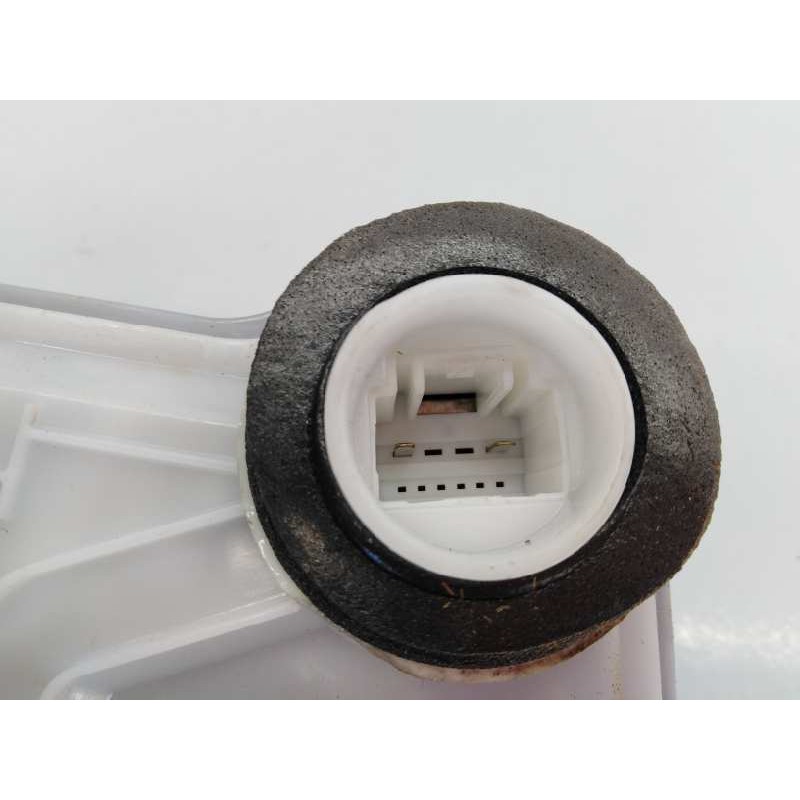 Recambio de cerradura puerta delantera derecha para toyota hilux (kun) referencia OEM IAM H1014012J6  E2-B4-15-2