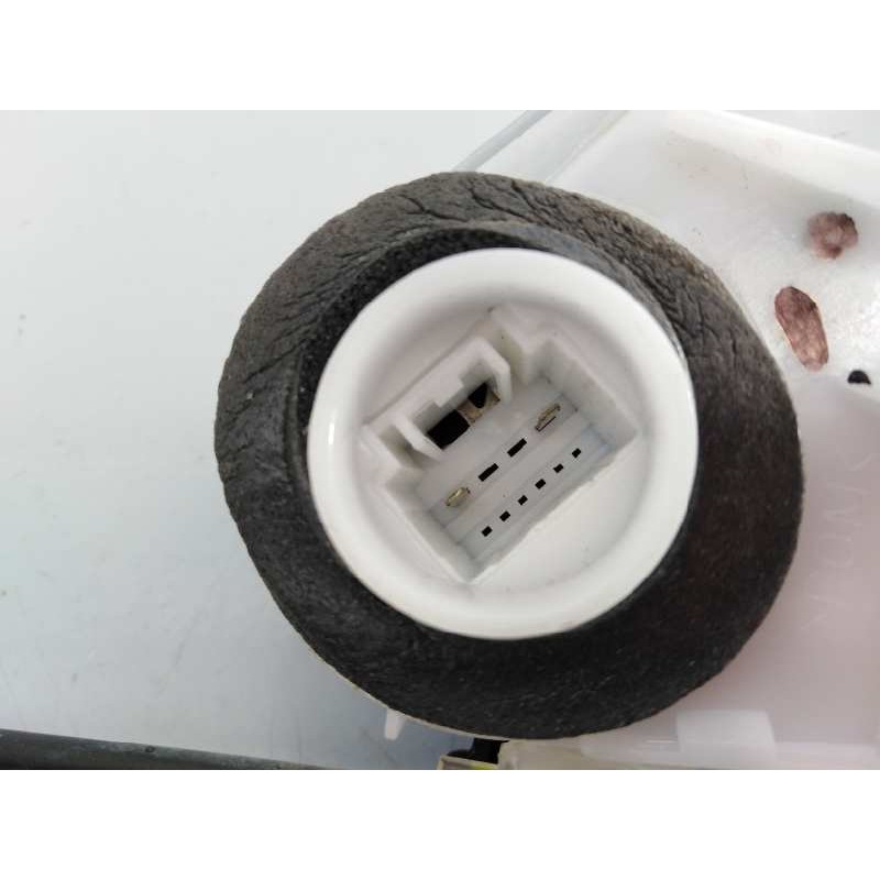 Recambio de cerradura puerta trasera derecha para toyota hilux (kun) referencia OEM IAM M1193112J6  E2-B4-15-2