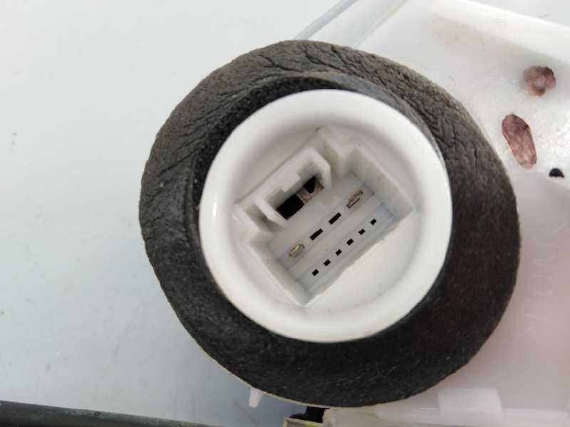 Recambio de cerradura puerta trasera derecha para toyota hilux (kun) referencia OEM IAM M1193112J6  E2-B4-15-2