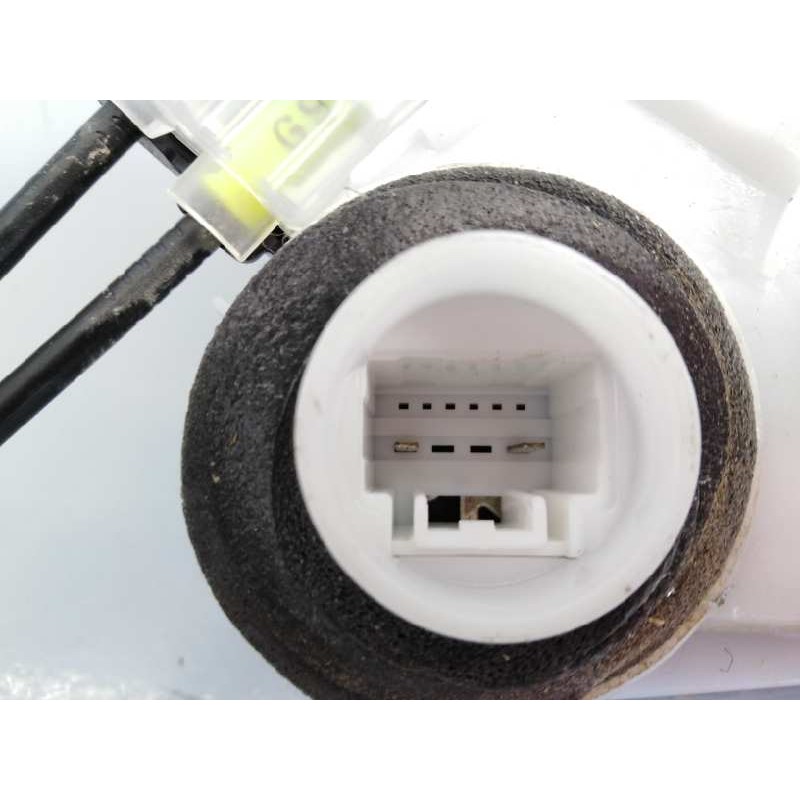 Recambio de cerradura puerta trasera izquierda para toyota hilux (kun) referencia OEM IAM M102831416  E2-B4-15-2