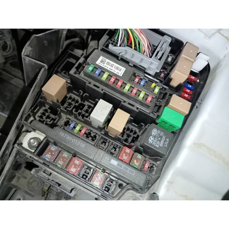 Recambio de caja reles / fusibles para hyundai i30 (gd) trend referencia OEM IAM 919513X160  