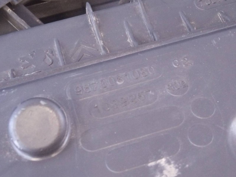 Recambio de filtro aire para peugeot partner kasten confort l1 referencia OEM IAM 9678061080  P2-B3-18