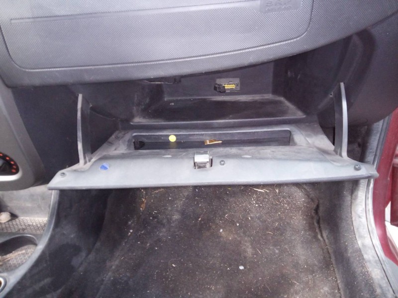 Recambio de guantera para dacia sandero laureate referencia OEM IAM   