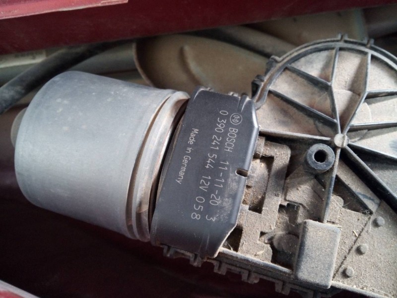 Recambio de motor limpia delantero para dacia sandero laureate referencia OEM IAM 0390241544  