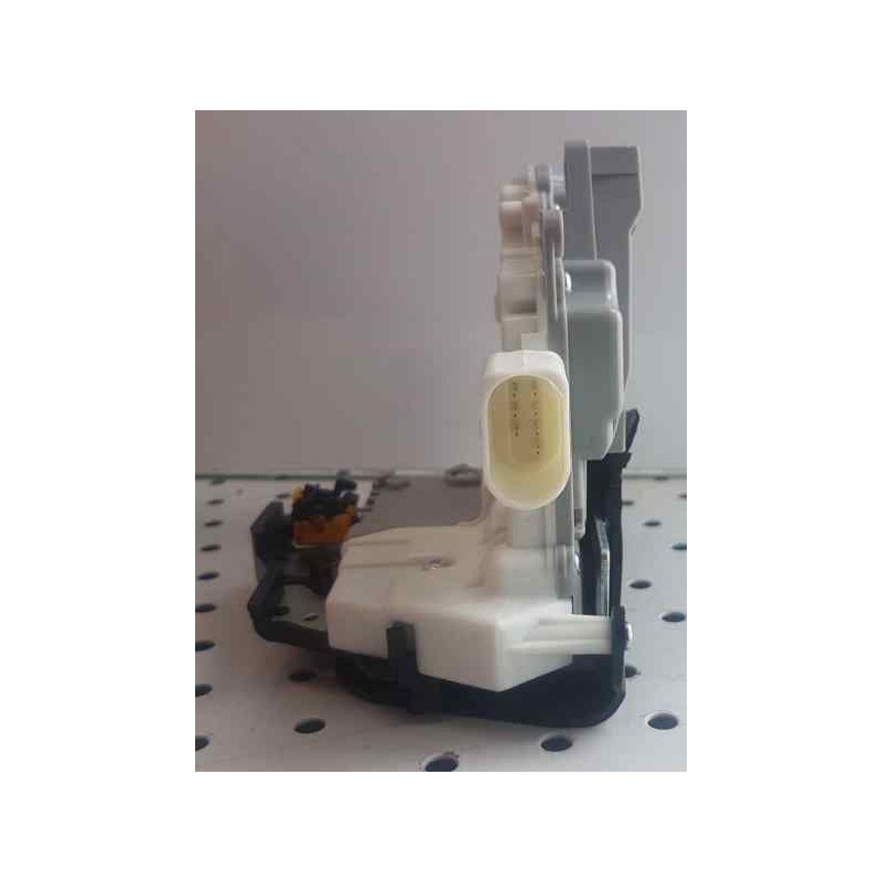 Recambio de cerradura puerta delantera derecha para universal cerradura delantera derecha vw-seat-skoda referencia OEM IAM 8E183