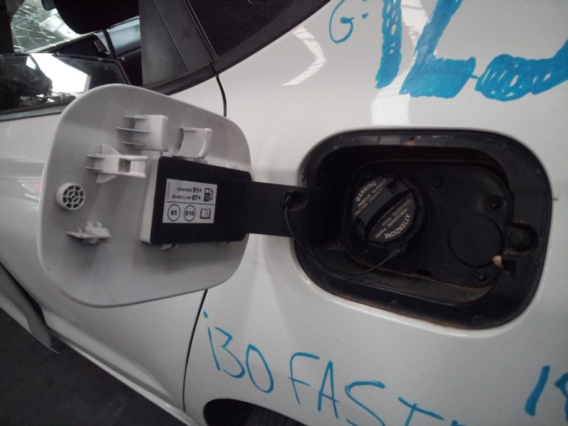 Recambio de tapa exterior combustible para hyundai i30 fastback tecno referencia OEM IAM   