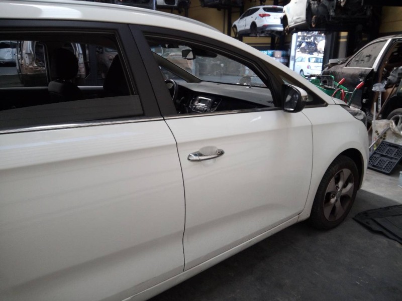 Recambio de puerta delantera derecha para kia carens ( ) drive referencia OEM IAM   
