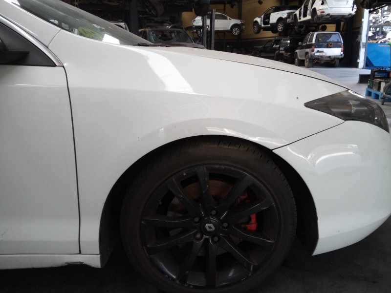 Recambio de aleta delantera derecha para renault laguna coupe gt referencia OEM IAM   