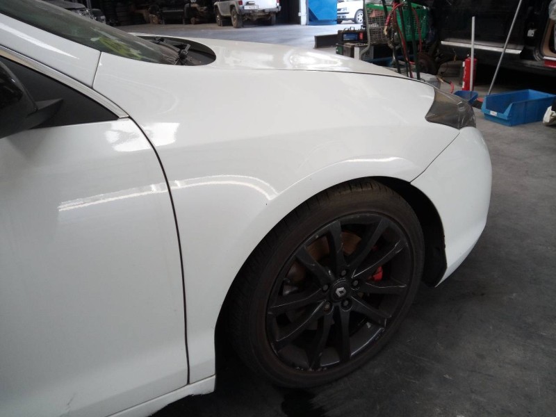 Recambio de aleta delantera derecha para renault laguna coupe gt referencia OEM IAM   