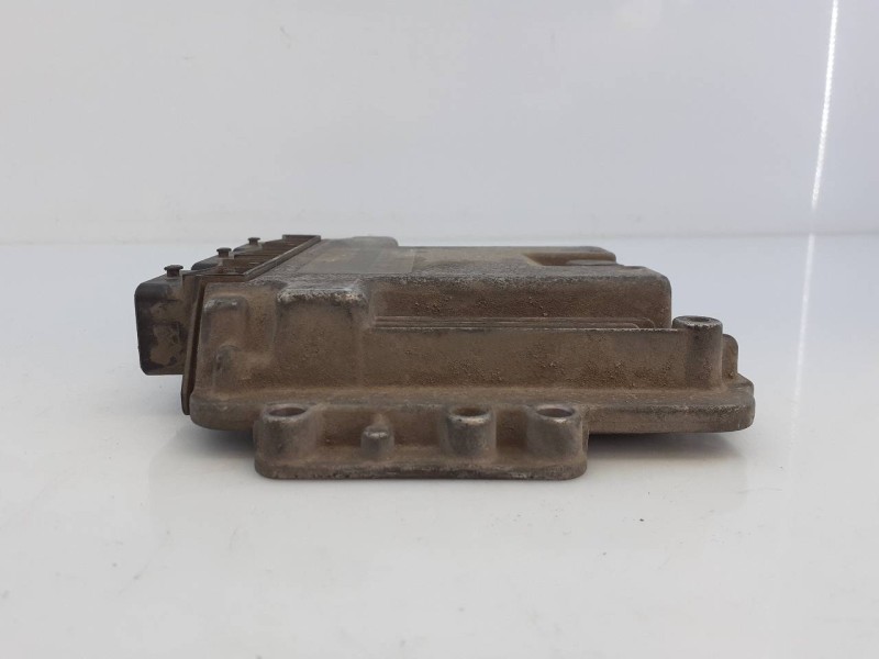 Recambio de centralita motor uce para renault megane ii berlina 3p luxe dynamique referencia OEM IAM 0281011275 8200305678 E2-A1