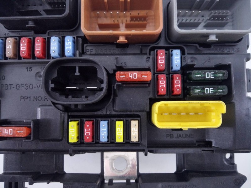 Recambio de caja reles / fusibles para peugeot 207 active referencia OEM IAM 9664997780  E3-B2-36-1