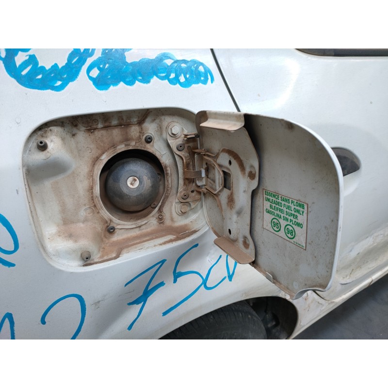 Recambio de tapa exterior combustible para dacia sandero ambiance referencia OEM IAM   