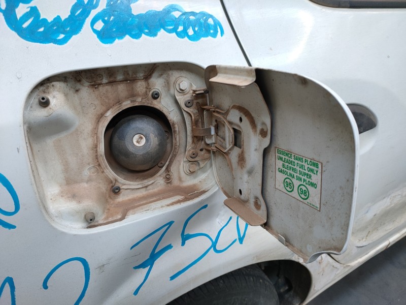 Recambio de tapa exterior combustible para dacia sandero ambiance referencia OEM IAM   