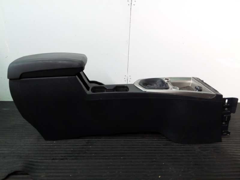 Recambio de consola central para ssangyong tivoli premium 4x2 referencia OEM IAM   P2-A2-14