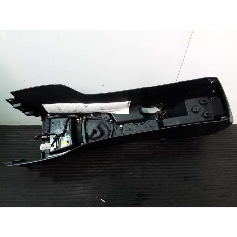 Recambio de consola central para ssangyong tivoli premium 4x2 referencia OEM IAM   P2-A2-14
