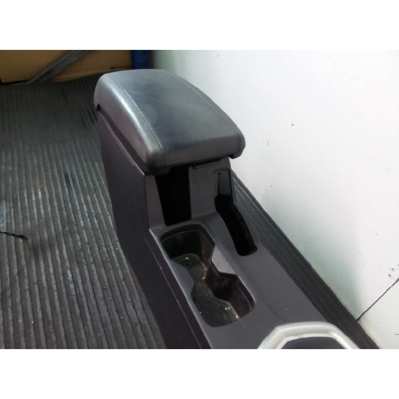 Recambio de consola central para ssangyong tivoli premium 4x2 referencia OEM IAM   P2-A2-14