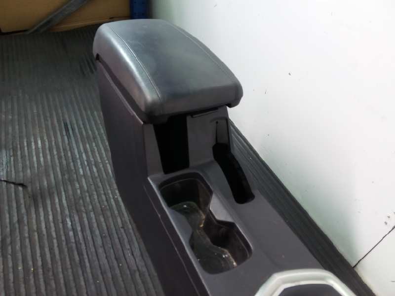 Recambio de consola central para ssangyong tivoli premium 4x2 referencia OEM IAM   P2-A2-14