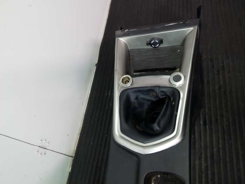 Recambio de consola central para ssangyong tivoli premium 4x2 referencia OEM IAM   P2-A2-14