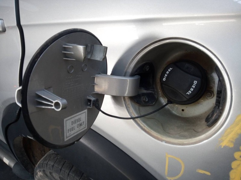 Recambio de tapa exterior combustible para chevrolet captiva 2.0 vcdi lt referencia OEM IAM   