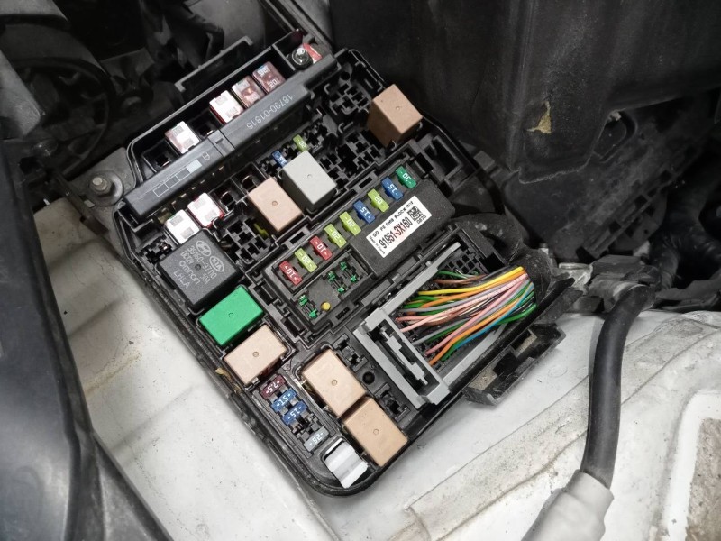 Recambio de caja reles / fusibles para hyundai i30 (gd) trend referencia OEM IAM 919513X160  