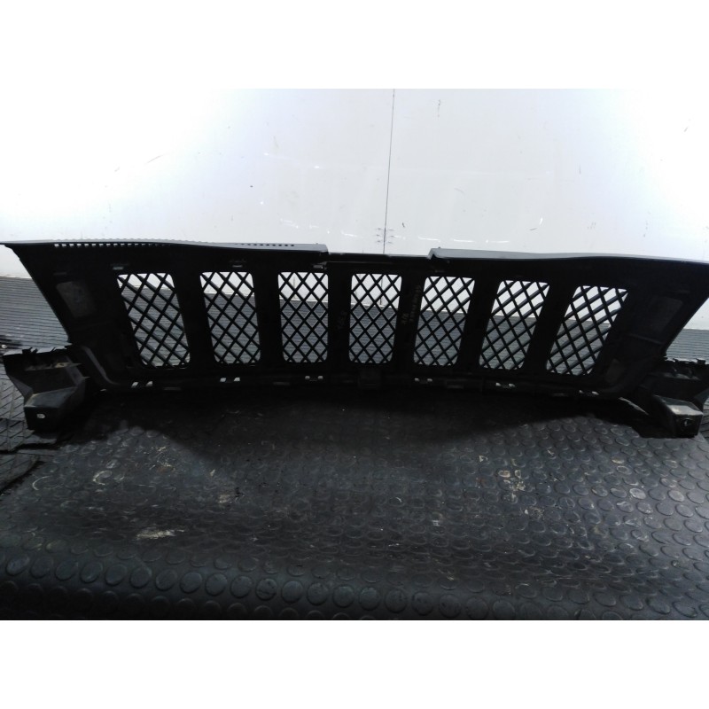Recambio de rejilla delantera para jeep gr.cherokee (wk) 3.0 crd overland referencia OEM IAM 68143073AC  P2-A2-23