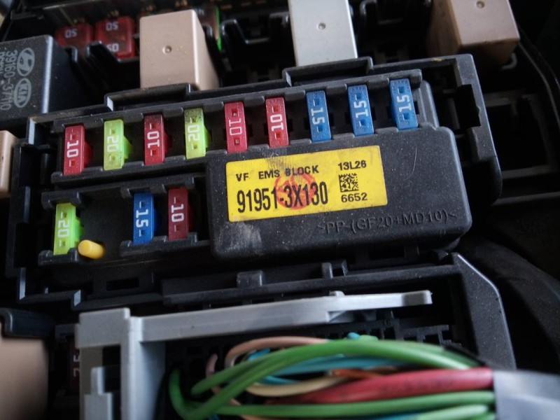 Recambio de caja reles / fusibles para kia cee´d drive referencia OEM IAM 919513X130  