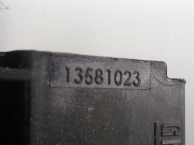 Recambio de cerradura maletero / porton para chevrolet cruze hatchback lt referencia OEM IAM 13581023  E2-B6-4-2