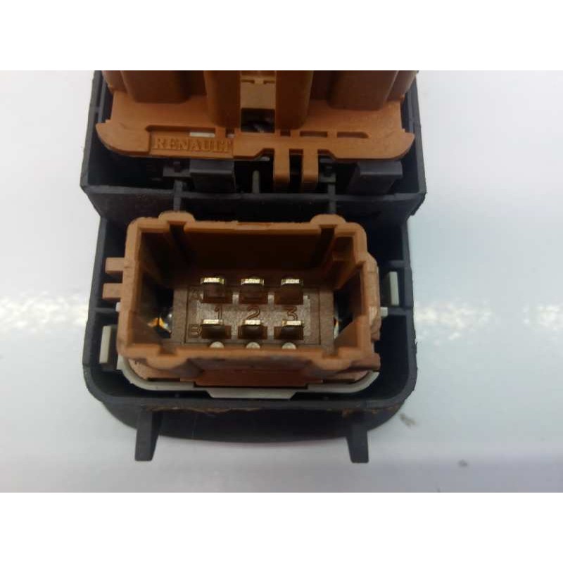 Recambio de mando elevalunas delantero izquierdo para renault megane ii classic berlina confort authentique referencia OEM IAM  