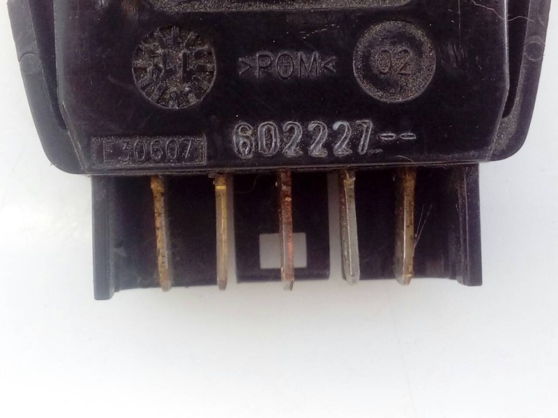 Recambio de mando elevalunas delantero izquierdo para dacia duster ambiance 4x4 referencia OEM IAM 602227  