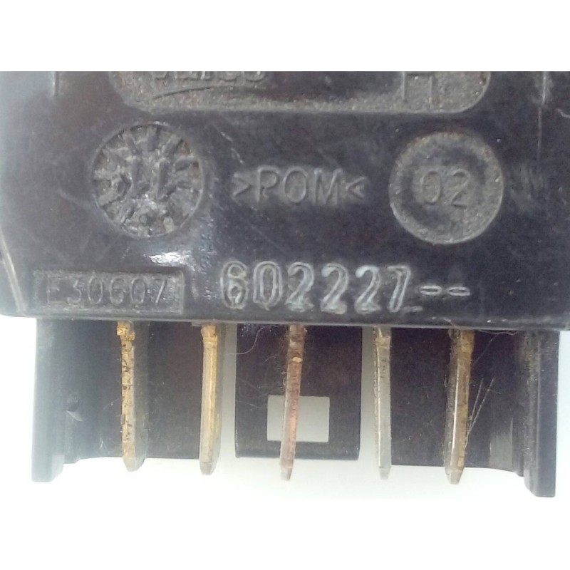 Recambio de mando elevalunas delantero izquierdo para dacia duster ambiance 4x4 referencia OEM IAM 602227  