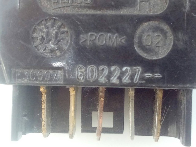 Recambio de mando elevalunas delantero izquierdo para dacia duster ambiance 4x4 referencia OEM IAM 602227  