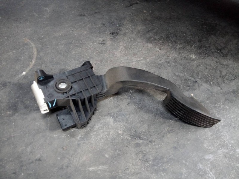Recambio de pedal acelerador para opel corsa d cosmo referencia OEM IAM 13305804  