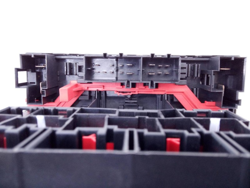 Recambio de caja reles / fusibles para volkswagen golf v berlina (1k1) highline referencia OEM IAM 3C0937049D  E2-A1-19-7