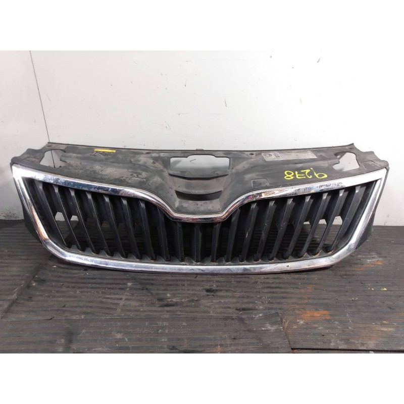 Recambio de rejilla delantera para skoda rapid active referencia OEM IAM 5JA853668  P2-A2-32