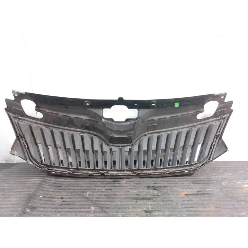 Recambio de rejilla delantera para skoda rapid active referencia OEM IAM 5JA853668  P2-A2-32