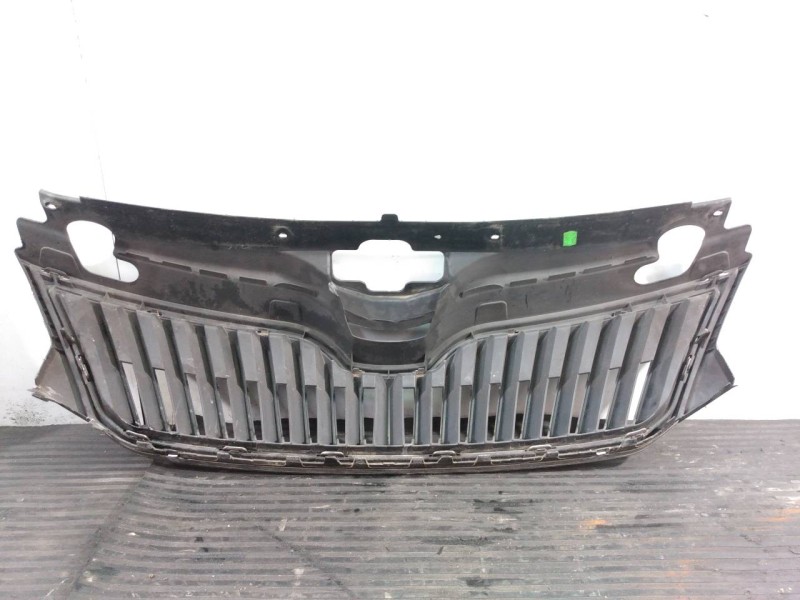 Recambio de rejilla delantera para skoda rapid active referencia OEM IAM 5JA853668  P2-A2-32
