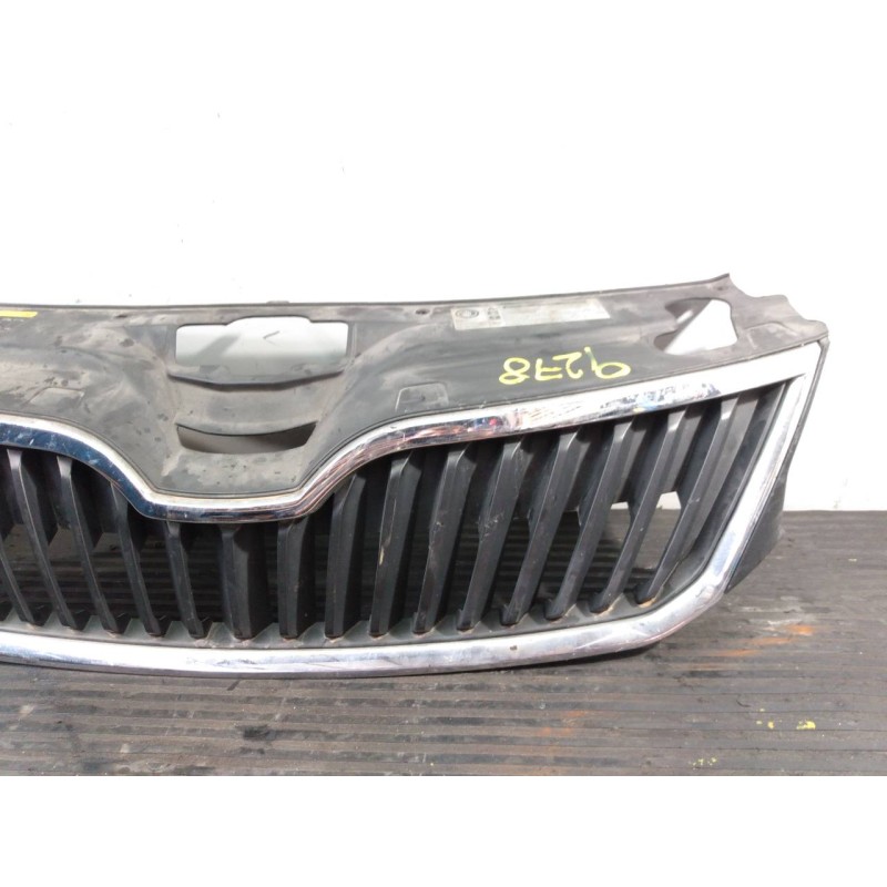 Recambio de rejilla delantera para skoda rapid active referencia OEM IAM 5JA853668  P2-A2-32