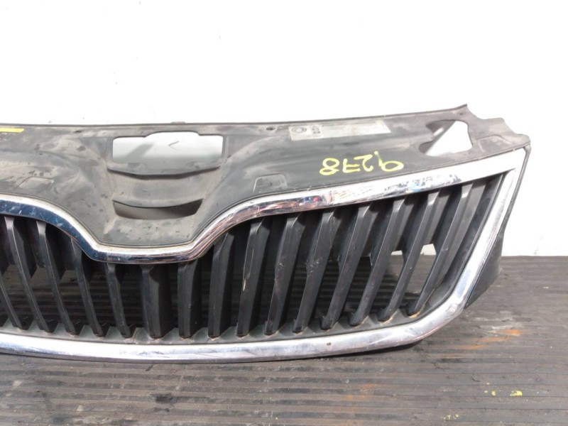 Recambio de rejilla delantera para skoda rapid active referencia OEM IAM 5JA853668  P2-A2-32