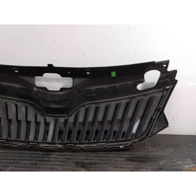 Recambio de rejilla delantera para skoda rapid active referencia OEM IAM 5JA853668  P2-A2-32