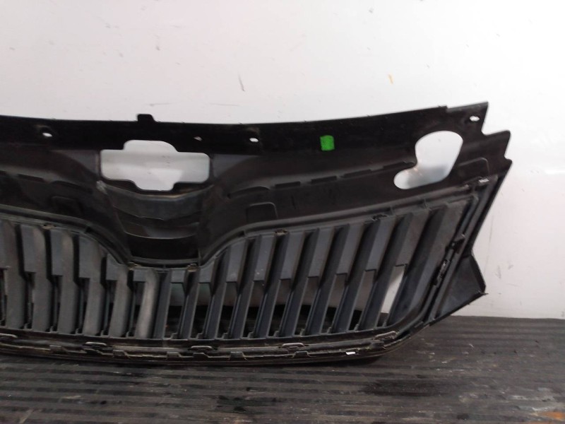 Recambio de rejilla delantera para skoda rapid active referencia OEM IAM 5JA853668  P2-A2-32