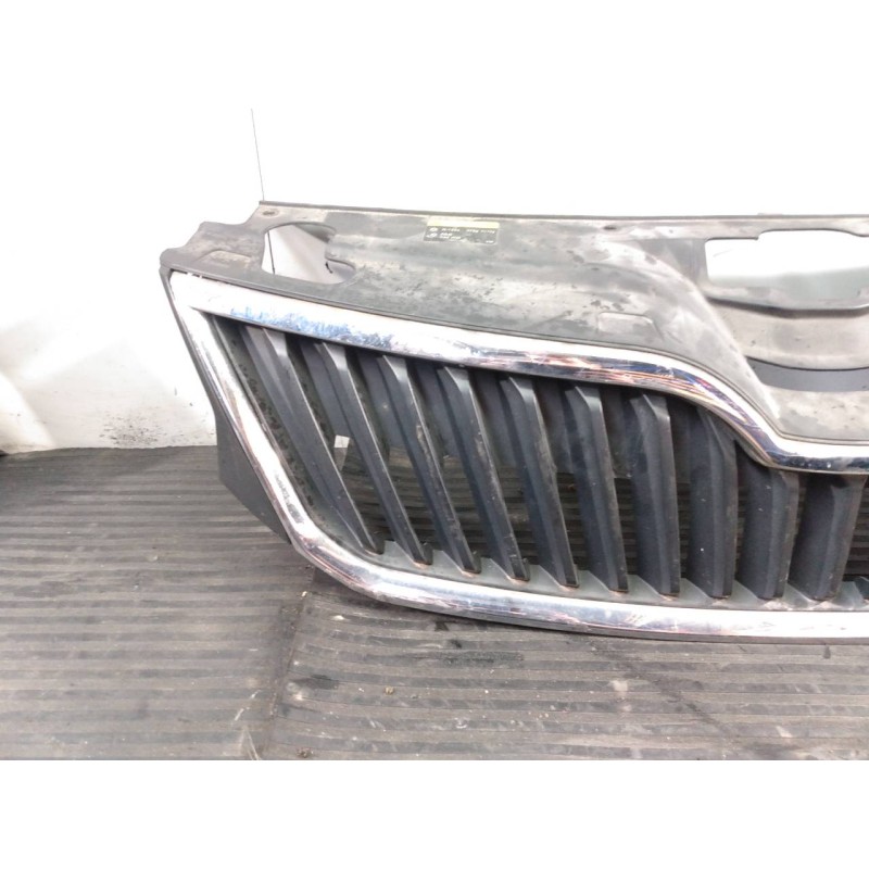 Recambio de rejilla delantera para skoda rapid active referencia OEM IAM 5JA853668  P2-A2-32